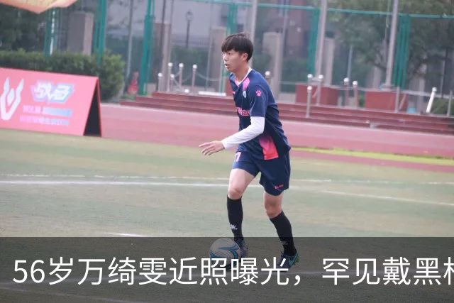56岁万绮雯近照曝光，罕见戴黑框眼镜，昔日马小玲仍像大学生